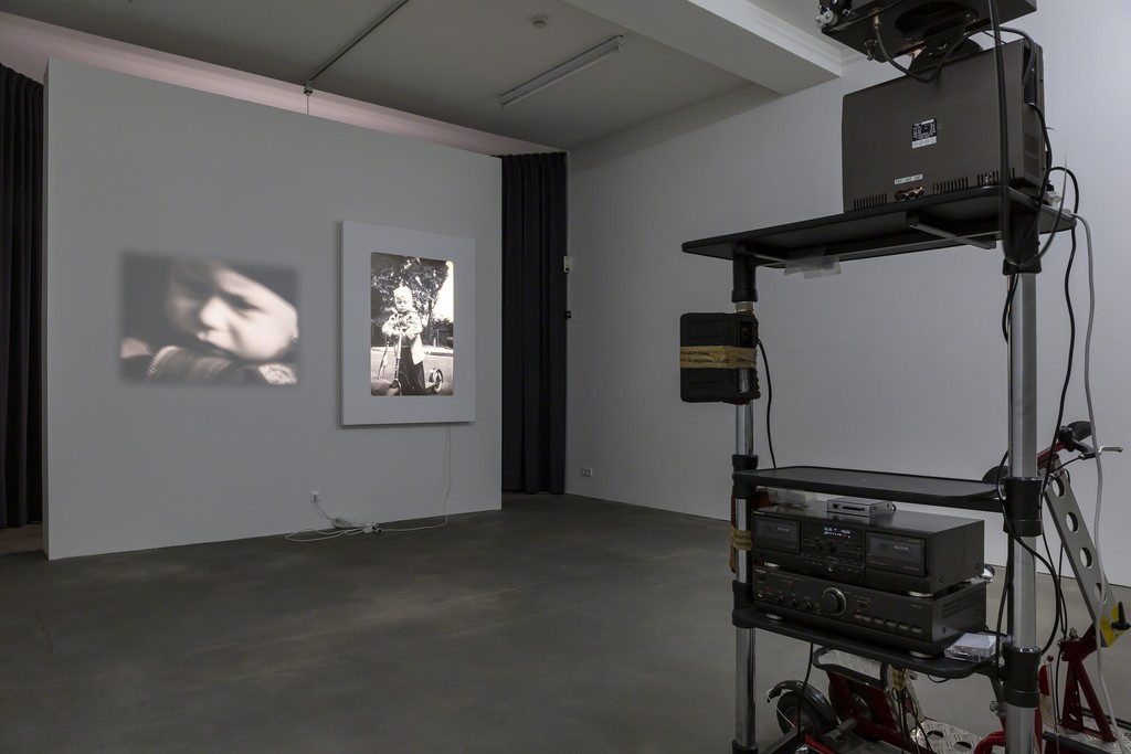 Installation view, 'Reinhard Mucha Unnötig - Das Ende vom Lied', Sprüth Magers Berlin, April 27 - July 27, 2019; Photography: Timo Ohler Installation view, 'Reinhard Mucha Unnötig - Das Ende vom Lied', Sprüth Magers Berlin, April 27 - July 27, 2019; Photography: Timo Ohler