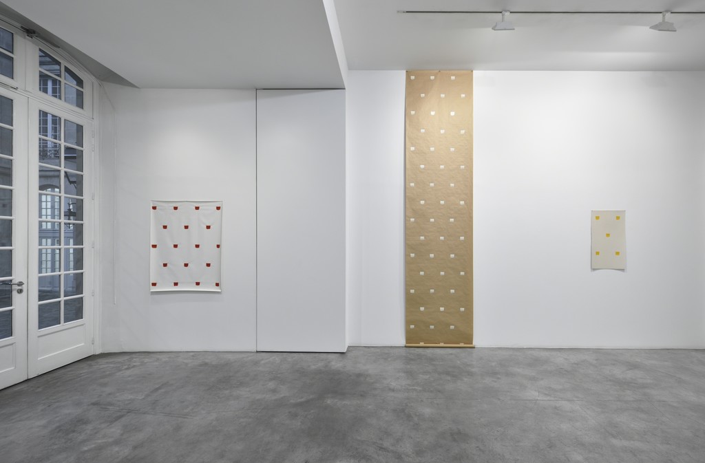 Niele Toroni, En passant; Installation View; Galerie Marian Goodman, Paris; March 5 – April 16, 2016 Niele Toroni, En passant; Installation View; Galerie Marian Goodman, Paris; March 5 – April 16, 2016