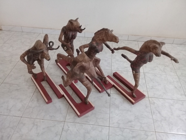 Mamady Seydi, ‘Bërre reenu niambila. (Fight between two cassava roots)’, ca. 2018, Galerie Galea