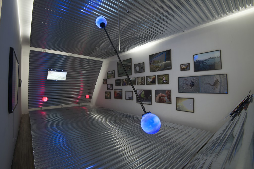 Parallel Tetrahedron:
Metal, wood, video, sound, lights inkjet prints on paper
1090 × 460 × 400 cm
2017 Parallel Tetrahedron:
Metal, wood, video, sound, lights inkjet prints on paper
1090 × 460 × 400 cm
2017