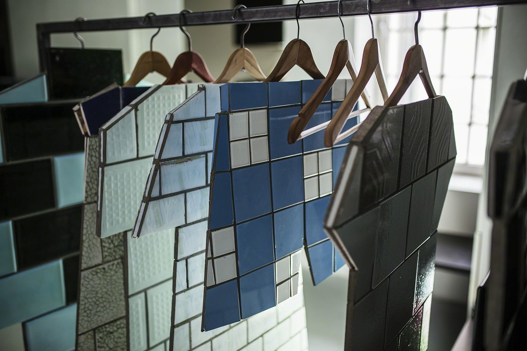 Zhanna Kadyrova, Second Hand, 2015
10 pieces, Tiles form the Soviet era, wood
dimensions variable, video 20 min
courtesy by the artist and GALLERIA CONTINUA, San Gimignano/Beijing/Les Moulins/Habana, photo: Christian Vorhofer Zhanna Kadyrova, Second Hand, 2015
10 pieces, Tiles form the Soviet era, wood
dimensions variable, video 20 min
courtesy by the artist and GALLERIA CONTINUA, San Gimignano/Beijing/Les Moulins/Habana, photo: Christian Vorhofer