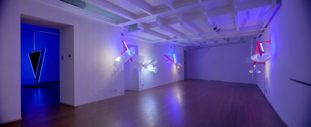Nanda Vigo: Light Trek - ABC-ARTE Contemporary art Gallery - 2014-2015
Deep Space, 2014, 200 x 100 x 40 cm - 78 11/16 x 39 5/16 x 15 11/16 ins, specchio, vetro e luci neon
Light Tree, 1984-85, 250 x 90 x 49 cm - 98 6/16 x 35 6/16 x 19 4/16 ins, ferro verniciato, tubi fluorescenti e alogene, vetro lavorato
www.abc-arte.com Nanda Vigo: Light Trek - ABC-ARTE Contemporary art Gallery - 2014-2015
Deep Space, 2014, 200 x 100 x 40 cm - 78 11/16 x 39 5/16 x 15 11/16 ins, specchio, vetro e luci neon
Light Tree, 1984-85, 250 x 90 x 49 cm - 98 6/16 x 35 6/16 x 19 4/16 ins, ferro verniciato, tubi fluorescenti e alogene, vetro lavorato
www.abc-arte.com