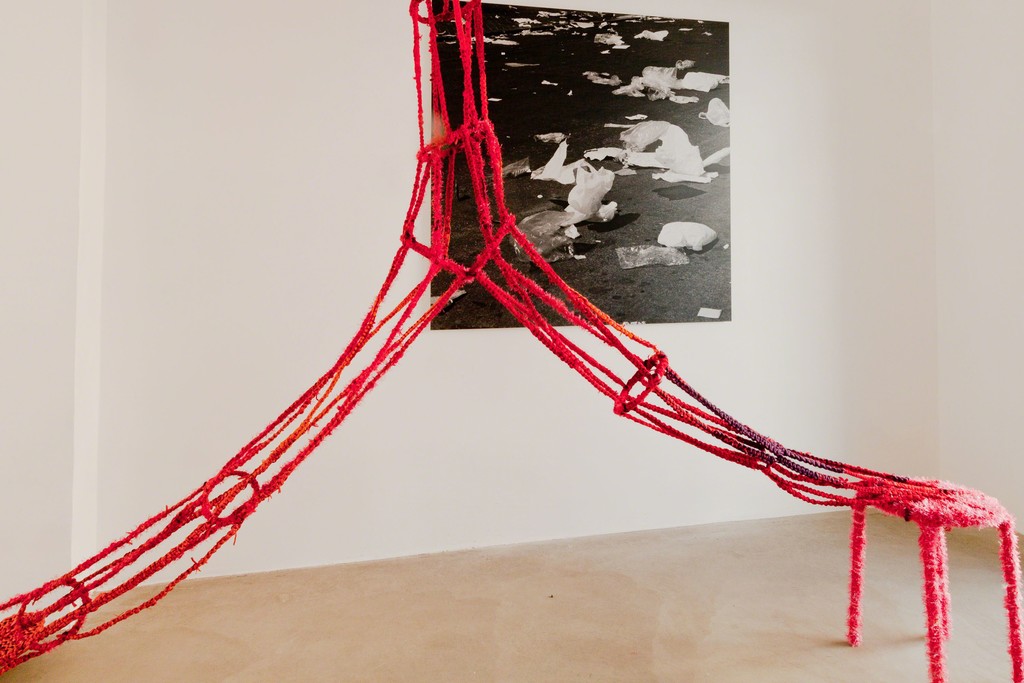 Maddy Arkesteyn, makramee sculpture, installation, 2010-2012 and "a promise of happiness", photograph, 2008 | image: ©dasesszimmer Maddy Arkesteyn, makramee sculpture, installation, 2010-2012 and "a promise of happiness", photograph, 2008 | image: ©dasesszimmer