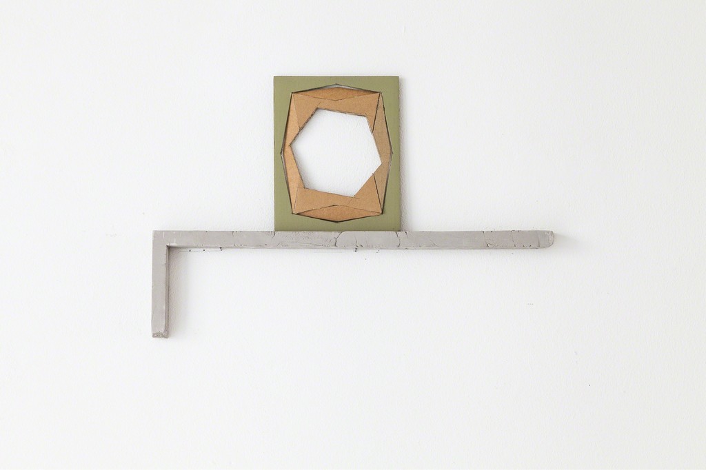 exhibition view Selma Weber: "Ablage" (engl.: Ledge), 2018, wall object, painted cardboard on clay corner | ©das_esszimmer exhibition view Selma Weber: "Ablage" (engl.: Ledge), 2018, wall object, painted cardboard on clay corner | ©das_esszimmer