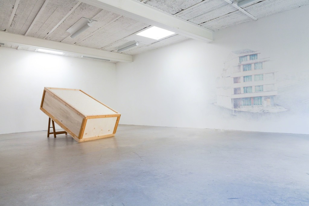 exhibition view: „There and Back“ (left), 2014 | Video, HD, loop, with audio, projection in box, collaboration with Mario Marchisella – From the series: „lost monuments, No. 1“ (right), 2015 | staged after a found image of a nail house in China, drawing with colored pencils directly onto the wall of the exhibition space, ca. 2 x 3m | image: ©dasesszimmer exhibition view: „There and Back“ (left), 2014 | Video, HD, loop, with audio, projection in box, collaboration with Mario Marchisella – From the series: „lost monuments, No. 1“ (right), 2015 | staged after a found image of a nail house in China, drawing with colored pencils directly onto the wall of the exhibition space, ca. 2 x 3m | image: ©dasesszimmer