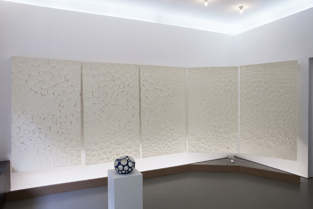 Installation shot of the exhibition with 'Lumière' and 'Bright Cells-2018-VIII'; photo: Lukas Heibges Installation shot of the exhibition with 'Lumière' and 'Bright Cells-2018-VIII'; photo: Lukas Heibges