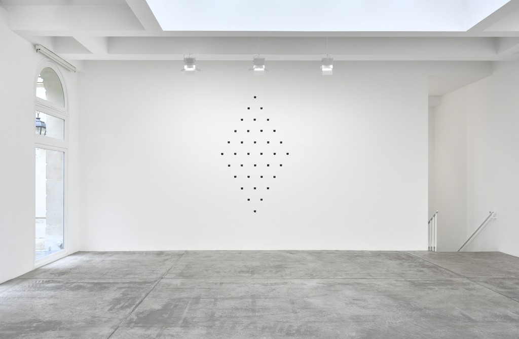 Niele Toroni, En passant; Installation View; Galerie Marian Goodman, Paris; March 5 – April 16, 2016 Niele Toroni, En passant; Installation View; Galerie Marian Goodman, Paris; March 5 – April 16, 2016