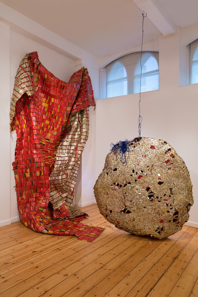 El Anatsui AG + BA, 2014, Installation Aluminium and copper wire and nylon string, dimensions variable El Anatsui AG + BA, 2014, Installation Aluminium and copper wire and nylon string, dimensions variable