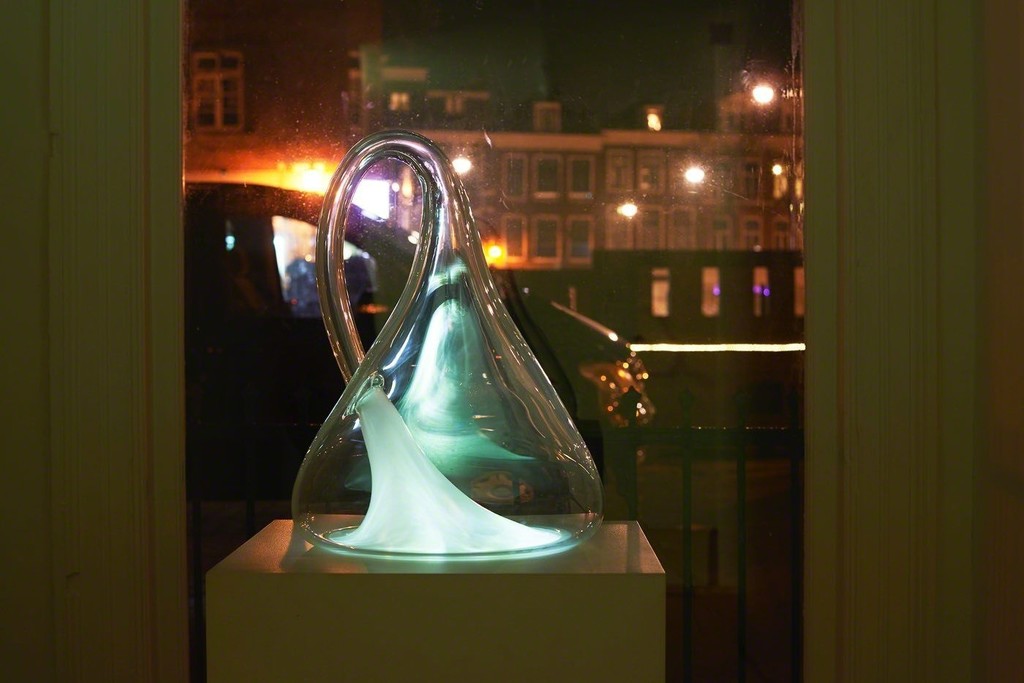 Gary Hill, Klein Bottle, Blown glass, micro video projector, 2014 Gary Hill, Klein Bottle, Blown glass, micro video projector, 2014