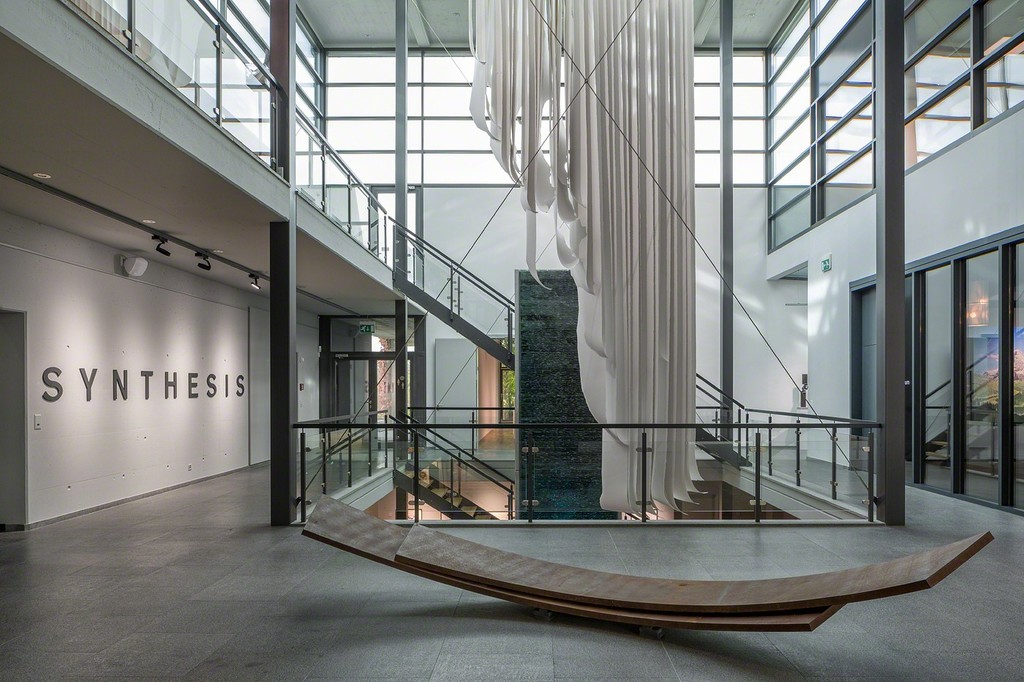A view into bromer kunst's foyer with Thomas Röthel's «Doppelschale», 2016 in the foreground and Angela Glajcar's «Terforation-Roggwil», 2017 hanging in the background (photo: Markus Beyeler) A view into bromer kunst's foyer with Thomas Röthel's «Doppelschale», 2016 in the foreground and Angela Glajcar's «Terforation-Roggwil», 2017 hanging in the background (photo: Markus Beyeler)