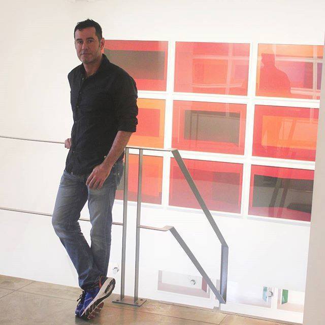 LEXANDER APÓSTOL , LECCIONES POLÍTICAS El artista venezolano Alexander Apóstol. Presenta una singular extensión de la serie precedente -que asimismo otorga nombre a la exposición Color is my Business / Lecciones Políticas (2017) desarrolla en este caso una narrativa específica y contextual correspondiente a la historia reciente del período democrático en Venezuela, iniciado por las agrupaciones vigentes desde 1941. Curaduría de Ruth Auerbach. LEXANDER APÓSTOL , LECCIONES POLÍTICAS El artista venezolano Alexander Apóstol. Presenta una singular extensión de la serie precedente -que asimismo otorga nombre a la exposición Color is my Business / Lecciones Políticas (2017) desarrolla en este caso una narrativa específica y contextual correspondiente a la historia reciente del período democrático en Venezuela, iniciado por las agrupaciones vigentes desde 1941. Curaduría de Ruth Auerbach.
