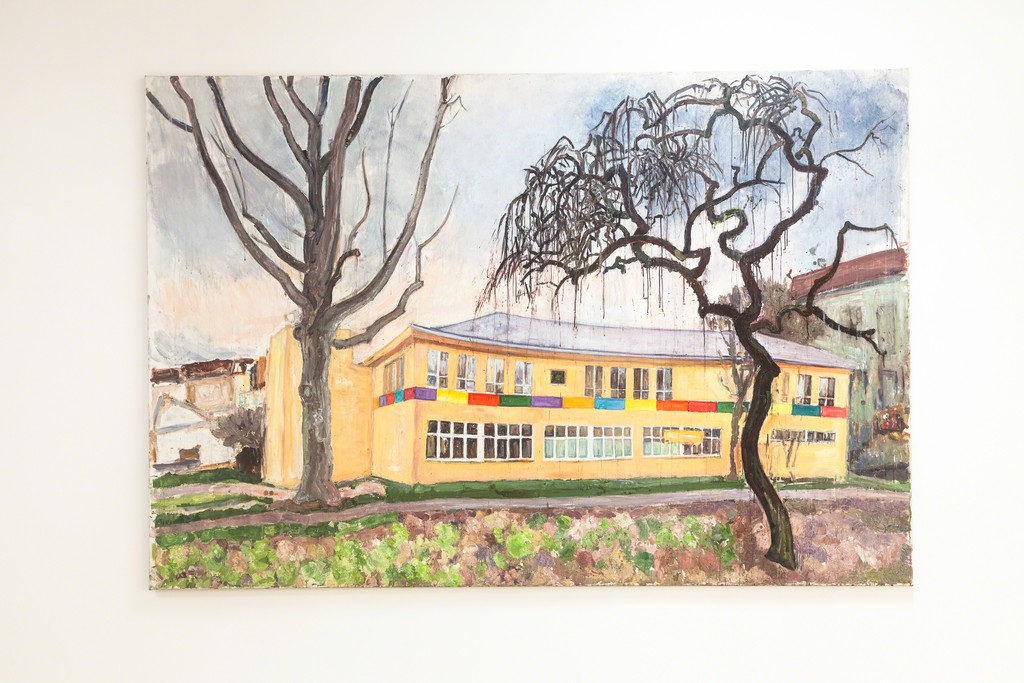 Katarzyna Badach, "Regnender Kerl vor Streifenhaus", 2015, 175 x 280 cm, oil on canvas | image: ©dasesszimmer Katarzyna Badach, "Regnender Kerl vor Streifenhaus", 2015, 175 x 280 cm, oil on canvas | image: ©dasesszimmer