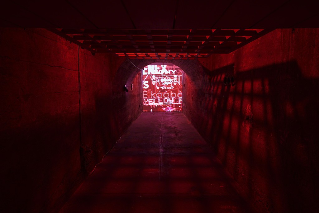 Priyanka Dasgupta & Chad Marshall, Passage, 2018, installation view, SculptureCenter, 2018. Cedar, mirrored plexiglass, video, sound. Voice: Monjula Datta, Moses Mabajoye. Sound mixing: Charles Okanlawon. Dimensions variable. Courtesy the artists. Photo: Kyle Knodell Priyanka Dasgupta & Chad Marshall, Passage, 2018, installation view, SculptureCenter, 2018. Cedar, mirrored plexiglass, video, sound. Voice: Monjula Datta, Moses Mabajoye. Sound mixing: Charles Okanlawon. Dimensions variable. Courtesy the artists. Photo: Kyle Knodell