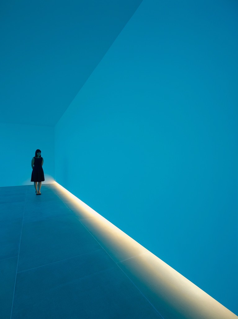 Bruce Nauman, Natural Light, Blue Light Room, 1971, Installation View, 2016, © Bruce Nauman 2016, Photo Peter Mallet Bruce Nauman, Natural Light, Blue Light Room, 1971, Installation View, 2016, © Bruce Nauman 2016, Photo Peter Mallet