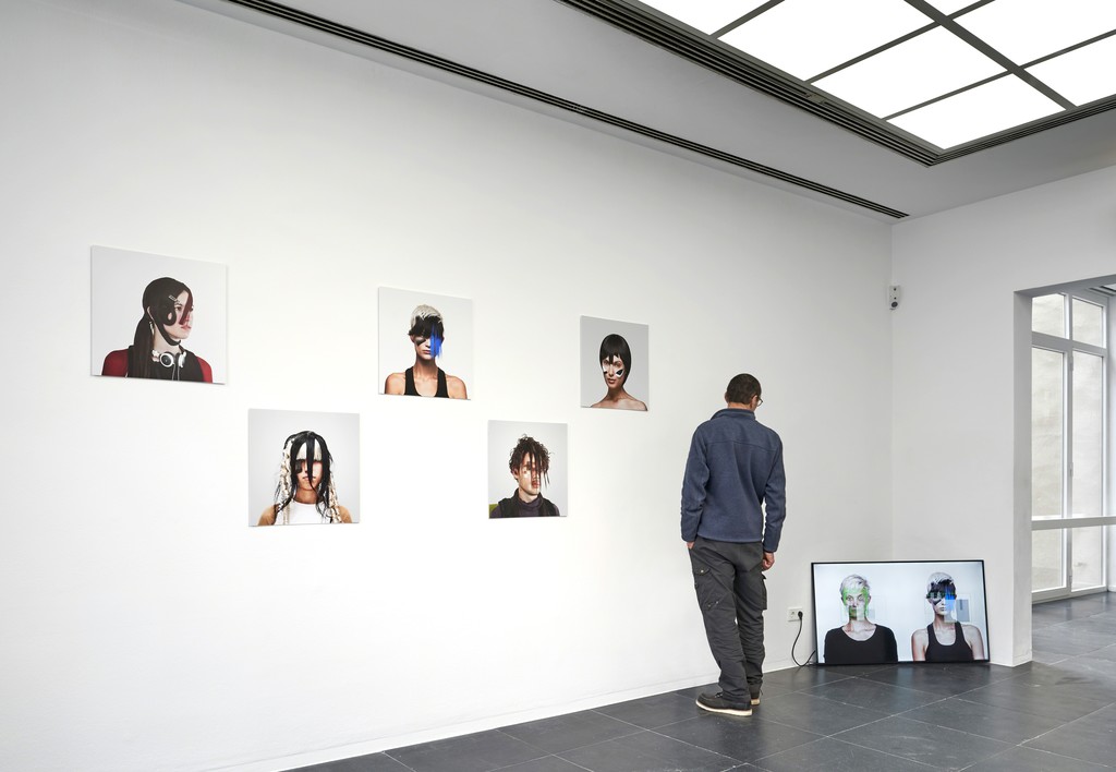 Adam Harvey, CV Dazzle, 2010-17, Installation view Frankfurter Kunstverein, 2018, Photo: N. Miguletz, © Frankfurter Kunstverein, Courtesy of the artist Adam Harvey, CV Dazzle, 2010-17, Installation view Frankfurter Kunstverein, 2018, Photo: N. Miguletz, © Frankfurter Kunstverein, Courtesy of the artist