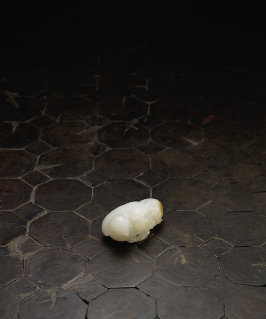 Unknown Chinese, ‘A white jade model of a parrot and peach 白玉櫻桃把件’, 1736-1795, Rasti Chinese Art