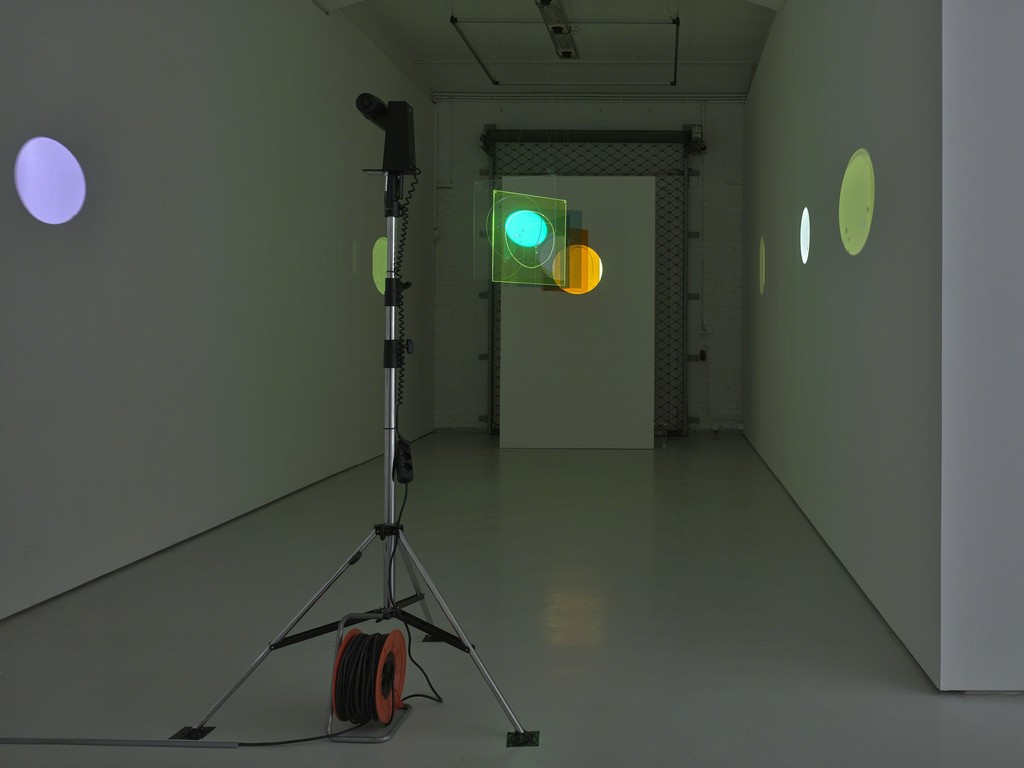 Mischa Kuball
five suns / after Galileo, 2018
Ausstellungsansicht / installation view Catching the Light, KAI 10 | Arthena Foundation
Dia, 5 Plexiglasplatten je 600 x 600 x 3 mm,
5 Motoren, Lasercut / slide, 5 acrylic glass panels each 600 x 600 x 3 mm, 5 engines, laser cut
Maße variabel / dimensions variable
Courtesy der Künstler / the artist
Foto: Achim Kukulies, Düsseldorf
© Mischa Kuball & VG Bild-Kunst Bonn, 2018 Mischa Kuball
five suns / after Galileo, 2018
Ausstellungsansicht / installation view Catching the Light, KAI 10 | Arthena Foundation
Dia, 5 Plexiglasplatten je 600 x 600 x 3 mm,
5 Motoren, Lasercut / slide, 5 acrylic glass panels each 600 x 600 x 3 mm, 5 engines, laser cut
Maße variabel / dimensions variable
Courtesy der Künstler / the artist
Foto: Achim Kukulies, Düsseldorf
© Mischa Kuball & VG Bild-Kunst Bonn, 2018