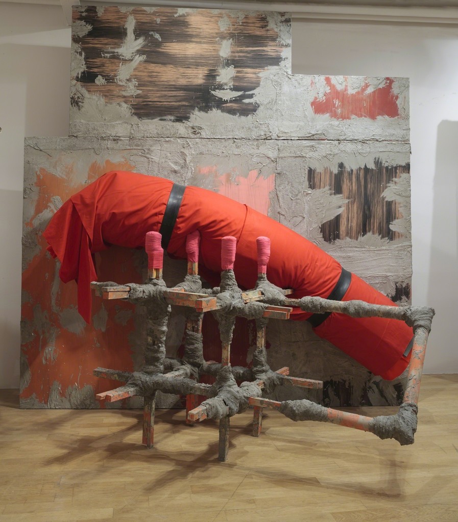 Phyllida Barlow, untitled: contraption, 2015
Installation view: set, The Fruitmarket Gallery, Edinburgh, 2015
Courtesy the artist and Hauser & Wirth
Photo: Ruth Clark Phyllida Barlow, untitled: contraption, 2015
Installation view: set, The Fruitmarket Gallery, Edinburgh, 2015
Courtesy the artist and Hauser & Wirth
Photo: Ruth Clark