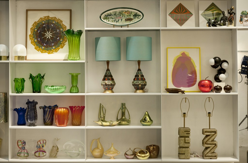 Ceramic objects and table lamps. Ceramic objects and table lamps.