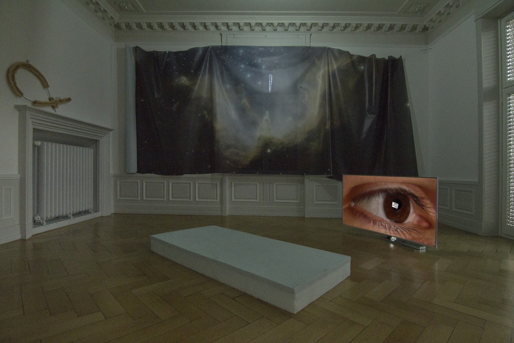Installation View (from left to right):
Countdown Belladonna, Bread I, bread dough on custom shaped aluminum rod, 100x58cm, 2016 Countdown Belladonna, Nebula I (N90), digital print on mesh,size variable, 2016
Countdown Belladonna, Florian, 4k single channel video, 1:22h, 2016 Installation View (from left to right):
Countdown Belladonna, Bread I, bread dough on custom shaped aluminum rod, 100x58cm, 2016 Countdown Belladonna, Nebula I (N90), digital print on mesh,size variable, 2016
Countdown Belladonna, Florian, 4k single channel video, 1:22h, 2016