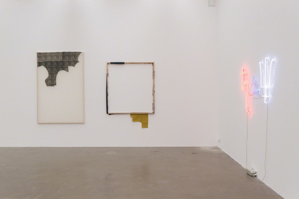 Left:
Anna Virnich
a) Untitled (#27), 2015
Nettle, silk, silkscreen on
wooden stretch frame
180 × 120 × 3,5 cm
b) Untitled (#21), 2014
Fabrics on wooden frame
166 × 120 cm
Right:
Slater Bradley
Saturn Trine Neptune, 2014
Neon, 3 elements, transformer,
tubeholders, cable
85 × 132 cm, tubes: 10 mm
Left:
Anna Virnich
a) Untitled (#27), 2015
Nettle, silk, silkscreen on
wooden stretch frame
180 × 120 × 3,5 cm
b) Untitled (#21), 2014
Fabrics on wooden frame
166 × 120 cm
Right:
Slater Bradley
Saturn Trine Neptune, 2014
Neon, 3 elements, transformer,
tubeholders, cable
85 × 132 cm, tubes: 10 mm