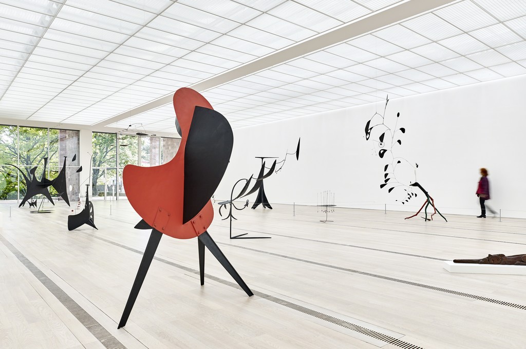 Installation view, "Alexander Calder & Fischli/Weiss," Fondation Beyeler, Riehen/Basel, Switzerland, 2016. Photo: Mark Niedermann Installation view, "Alexander Calder & Fischli/Weiss," Fondation Beyeler, Riehen/Basel, Switzerland, 2016. Photo: Mark Niedermann