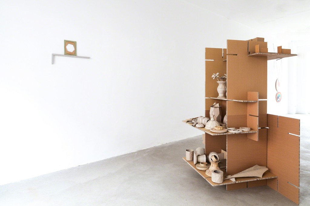 exhibition view Selma Weber: (right) "Collection", 2018, cardboard-pottery on shelf, 170 x 116 cm and (left) and "Ablage" (engl.: Ledge), 2018, wall object, painted cardboard on clay corner | ©das_esszimmer exhibition view Selma Weber: (right) "Collection", 2018, cardboard-pottery on shelf, 170 x 116 cm and (left) and "Ablage" (engl.: Ledge), 2018, wall object, painted cardboard on clay corner | ©das_esszimmer
