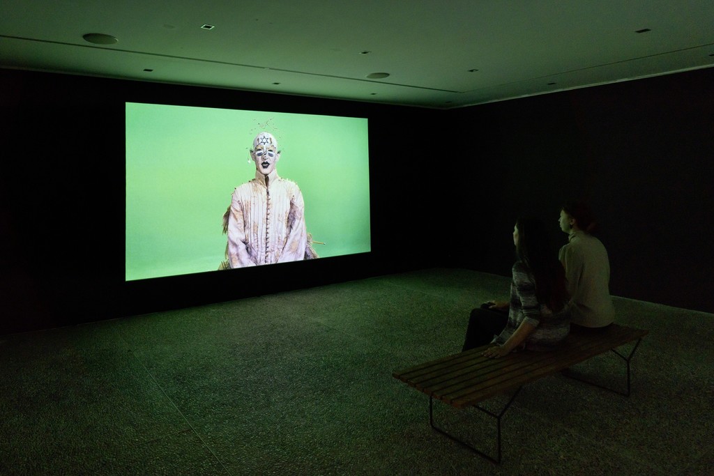 88. Herbstausstellung des Kunstvereins Hannover
Installationsansicht in der Galerie »Vom Zufall und vom Glück«, 2018
Candice Breitz, »Profile«, 2017
Ein-Kanal-Video, Farbe, Sound, Loop 2:20 Min. Courtesy KOW Berlin
Foto: Raimund Zakowski 88. Herbstausstellung des Kunstvereins Hannover
Installationsansicht in der Galerie »Vom Zufall und vom Glück«, 2018
Candice Breitz, »Profile«, 2017
Ein-Kanal-Video, Farbe, Sound, Loop 2:20 Min. Courtesy KOW Berlin
Foto: Raimund Zakowski