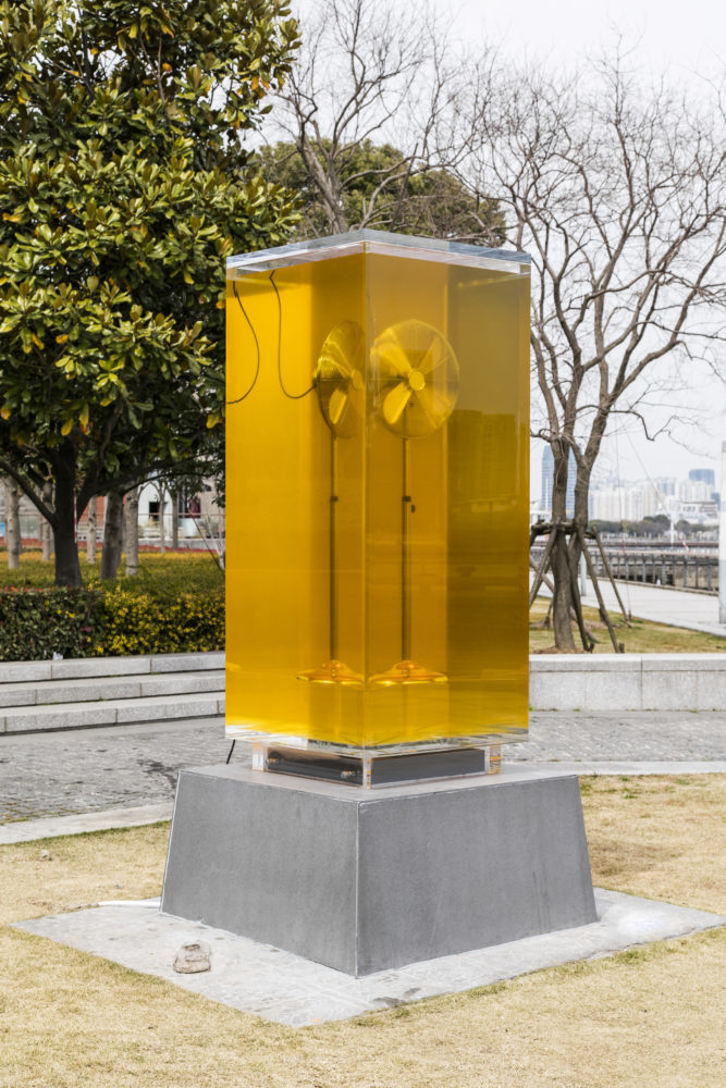 Installation View at West Bund Waterfront
'Atmosphere' - 2016 - Aquarium, Vegetable oil, Electric fan - 183 x 82 x 82 cm Installation View at West Bund Waterfront
'Atmosphere' - 2016 - Aquarium, Vegetable oil, Electric fan - 183 x 82 x 82 cm