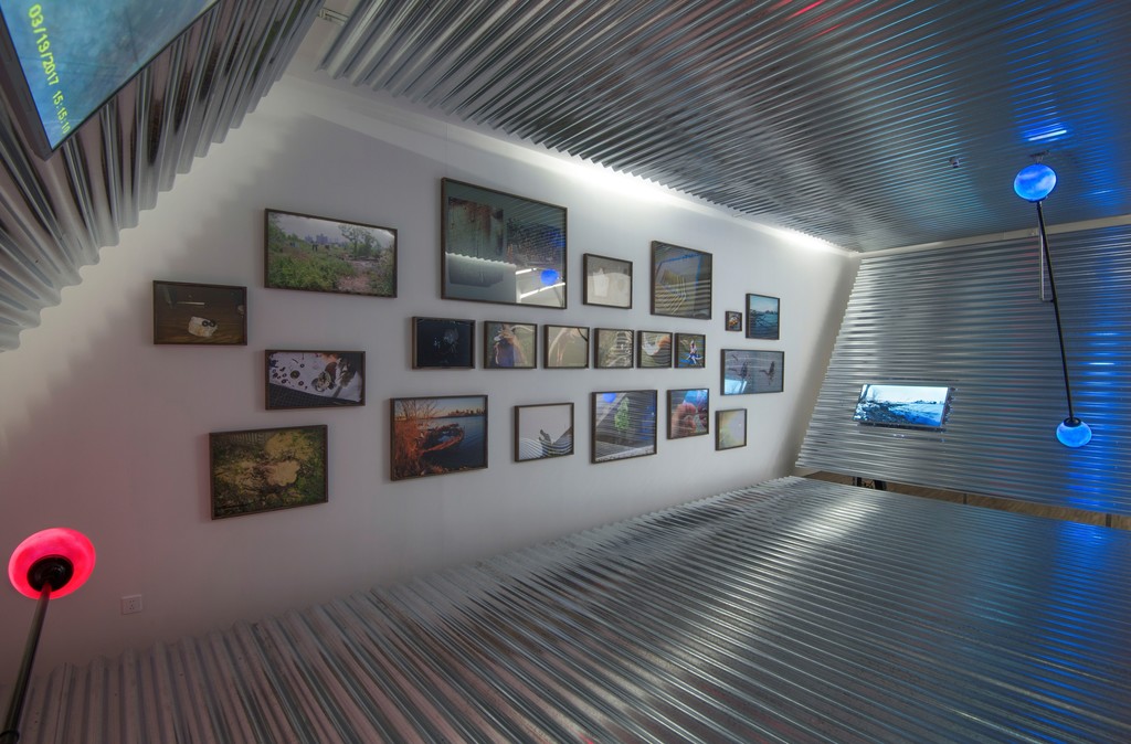 Parallel Tetrahedron:
Metal, wood, video, sound, lights, inkjet prints on paper
1090 × 460 × 400 cm
2017 Parallel Tetrahedron:
Metal, wood, video, sound, lights, inkjet prints on paper
1090 × 460 × 400 cm
2017