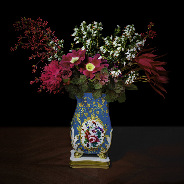 T.M. Glass, ‘Red and White Bouquet in a Sevres Vessel’, 2018, Print, Impression d’archive avec pigments / Archival Pigment Print, Galerie de Bellefeuille