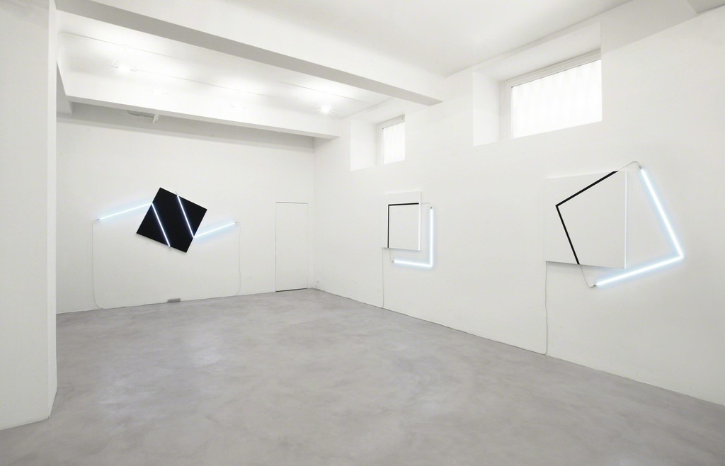(from left to right)
Contresens n°1, 2014 /
Acrilico su tela e neon bianco, 133x274 cm /
Carrément bricolé n°3, 2013 /
Acrilico su tela e neon bianco, 124x124 cm /
Carrément bricolé n°4, 2013 /
Acrilico su tela e neon bianco, 134x152 cm /
Partial view of the exhibition / A arte Invernizzi, Milano /
Courtesy A arte Invernizzi, Milano / Foto Bruno Bani, Milano
(from left to right)
Contresens n°1, 2014 /
Acrilico su tela e neon bianco, 133x274 cm /
Carrément bricolé n°3, 2013 /
Acrilico su tela e neon bianco, 124x124 cm /
Carrément bricolé n°4, 2013 /
Acrilico su tela e neon bianco, 134x152 cm /
Partial view of the exhibition / A arte Invernizzi, Milano /
Courtesy A arte Invernizzi, Milano / Foto Bruno Bani, Milano