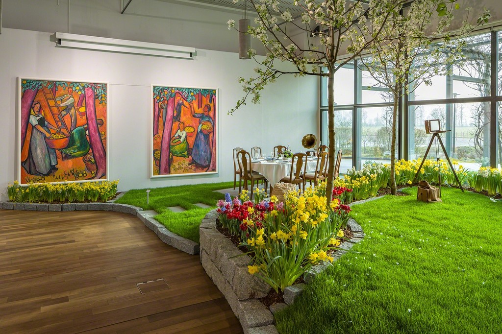 The artist's garden of the Oschwand recreated in the grand hall of bromer kunst – with Amiet's monumental paintings of the fruit harvest behind (photo: Markus Beyeler) The artist's garden of the Oschwand recreated in the grand hall of bromer kunst – with Amiet's monumental paintings of the fruit harvest behind (photo: Markus Beyeler)