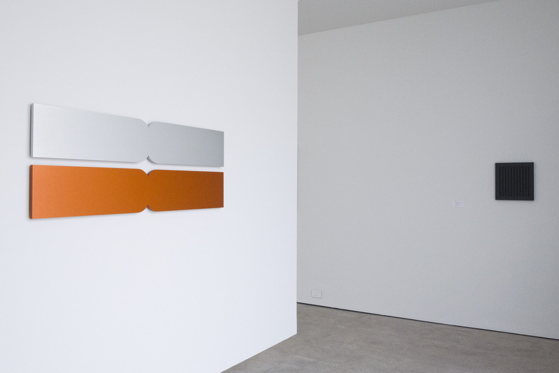 Vissers "next-tide (2015) & Tabatabai "Thread Painting 2011-4 (2011). The light shifts gradually over the anodized aluminum. Vissers "next-tide (2015) & Tabatabai "Thread Painting 2011-4 (2011). The light shifts gradually over the anodized aluminum.