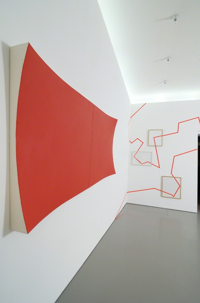 Installation shot with his painting 'Untitled (#619)' and his tape work; photo: Jürgen Baumann Installation shot with his painting 'Untitled (#619)' and his tape work; photo: Jürgen Baumann