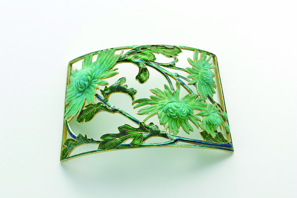 René Lalique / Dog Collar Plaque, Chrysanthemums / ca.1900 / Collection of the Lalique Museum, Hakone / Photo by Shoichi Kondo René Lalique / Dog Collar Plaque, Chrysanthemums / ca.1900 / Collection of the Lalique Museum, Hakone / Photo by Shoichi Kondo