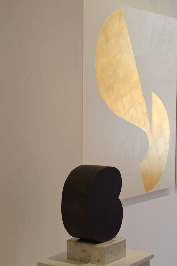 'Cambio' (iron,marble, 38 x 30 x15 cm)
'Gusano" (gold leaf on canvas, 122 x 122 cm) 'Cambio' (iron,marble, 38 x 30 x15 cm)
'Gusano" (gold leaf on canvas, 122 x 122 cm)