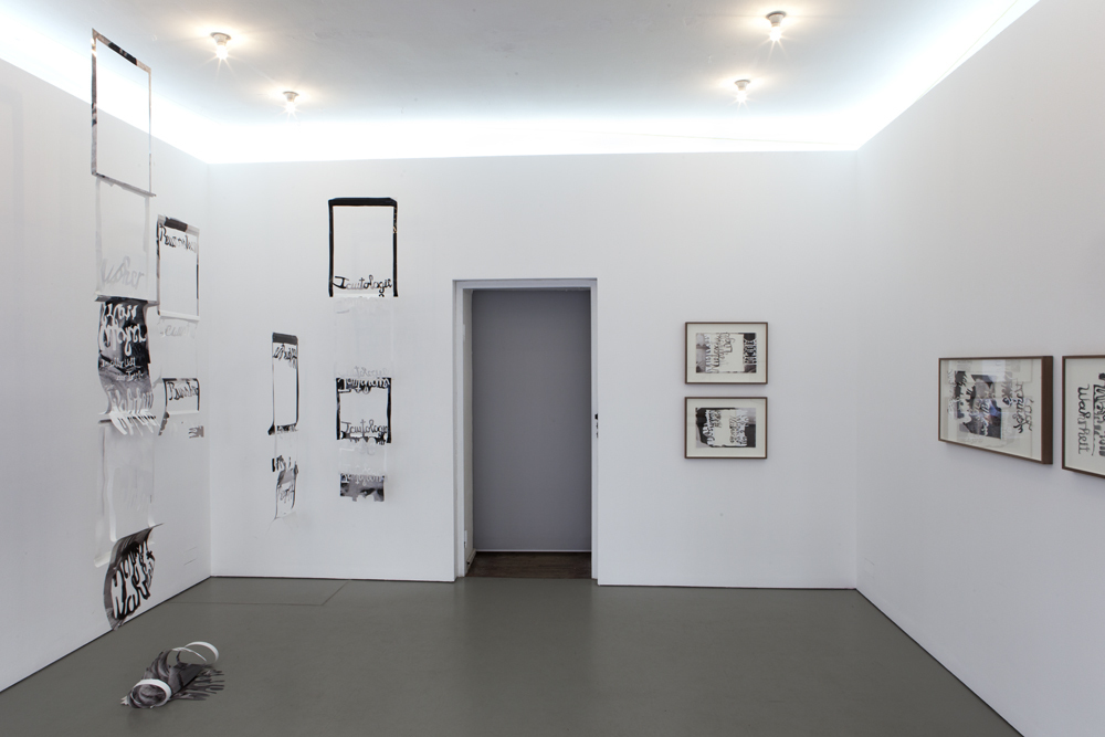 Exhibition view with the five pieces of the installation (spatial elements) 'In between' and the framed works of the 'Break Up' and 'Shifted by Force' series; photo: Lukas Heibges Exhibition view with the five pieces of the installation (spatial elements) 'In between' and the framed works of the 'Break Up' and 'Shifted by Force' series; photo: Lukas Heibges