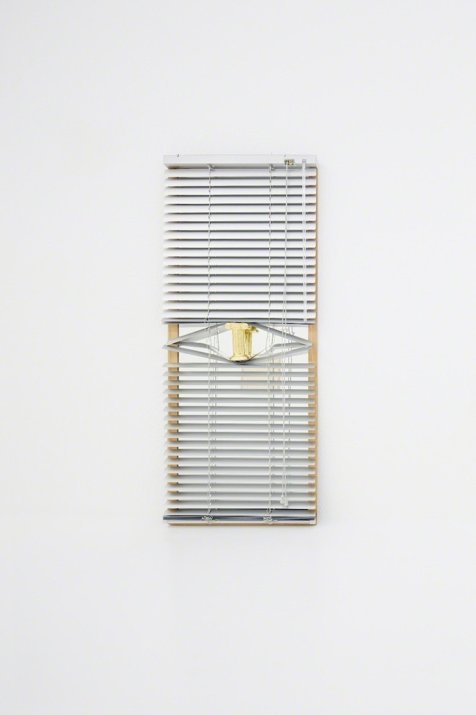 Ligia Dias,
ETTORE
2017
Mirror, aluminium, steel, gold
leaf, plaster
40 x 97 cm Ligia Dias,
ETTORE
2017
Mirror, aluminium, steel, gold
leaf, plaster
40 x 97 cm