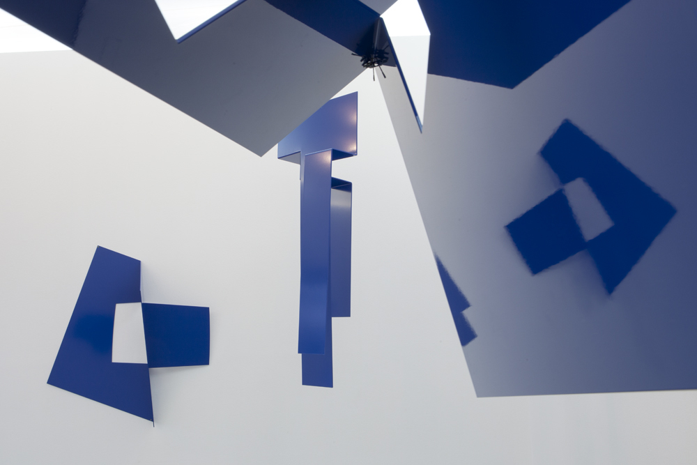 Exhibition view of 'Blauer Salon' by Ursula Sax: the spatial relation among the hanging sculptures interpreted by Lukas Heibges (photo) Exhibition view of 'Blauer Salon' by Ursula Sax: the spatial relation among the hanging sculptures interpreted by Lukas Heibges (photo)