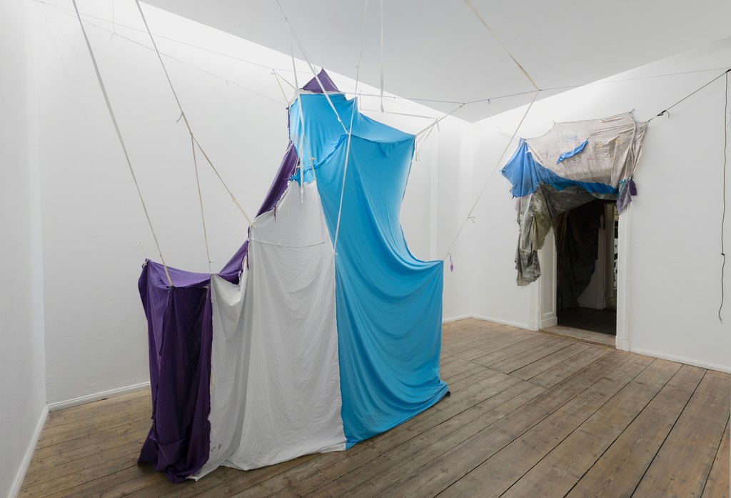Erinnerungshaus Sternengewölbe
Himmelszelt
2009-2014, textile, Staranise, matress,
pillow, 305 x 260 x 180 cm Erinnerungshaus Sternengewölbe
Himmelszelt
2009-2014, textile, Staranise, matress,
pillow, 305 x 260 x 180 cm