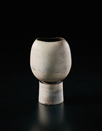 Pot on cylindrical foot
