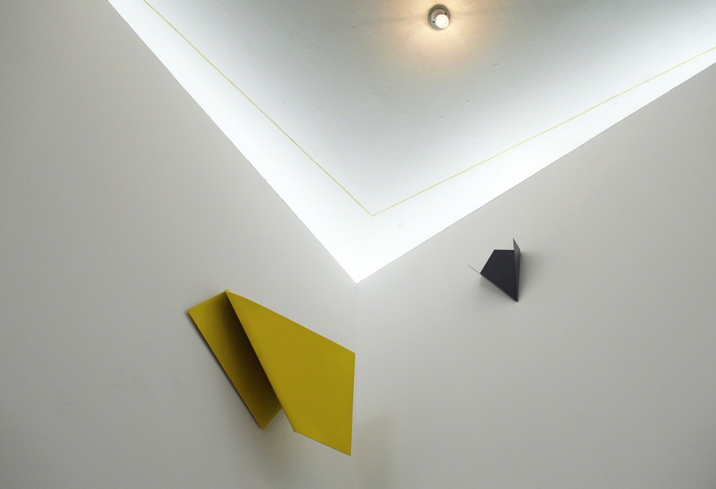 A coming together of his ceiling drawing 'Deckenzeichnung für Berlin – Schröderstr. 1' and some of his 'Foldings'; photo: gallery A coming together of his ceiling drawing 'Deckenzeichnung für Berlin – Schröderstr. 1' and some of his 'Foldings'; photo: gallery