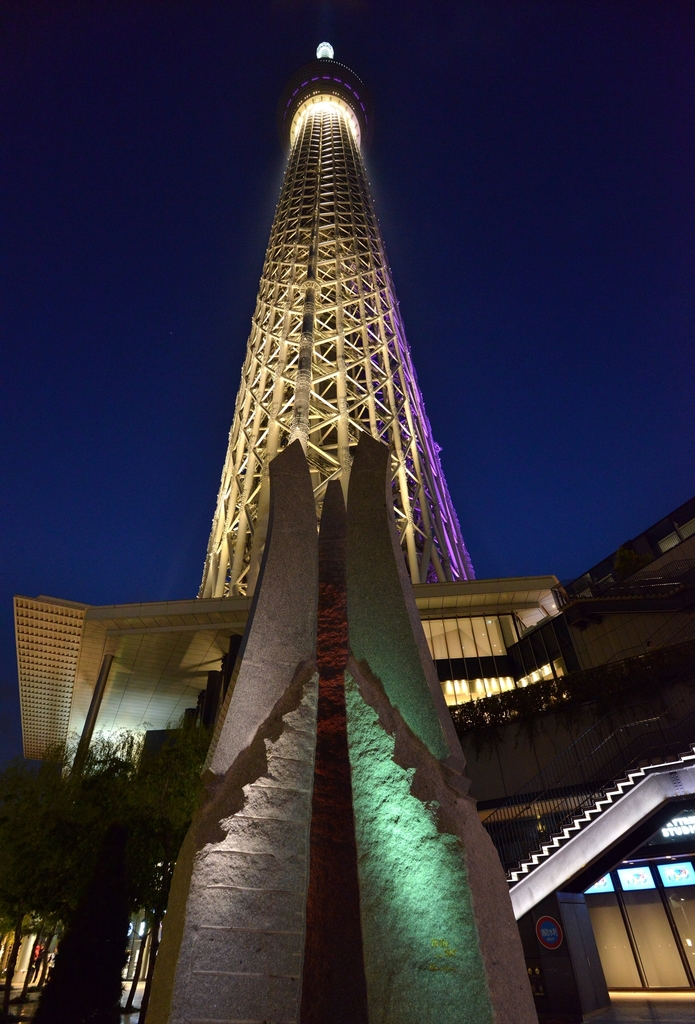 Front: “TO THE SKY”, 2012, Granite, TOKYO SKYTREE TOWN, ©Sumikawa Kiichi / Back: “TOKYO SKY TREE®,” 2012, Photo: Toshiharu Utsumi Front: “TO THE SKY”, 2012, Granite, TOKYO SKYTREE TOWN, ©Sumikawa Kiichi / Back: “TOKYO SKY TREE®,” 2012, Photo: Toshiharu Utsumi