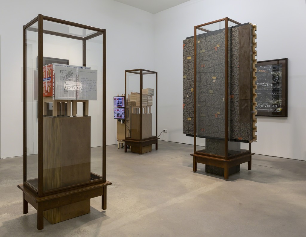 Installation view, 'Reinhard Mucha Unnötig - Das Ende vom Lied', Sprüth Magers Berlin, April 27 - July 27, 2019; Photography: Timo Ohler Installation view, 'Reinhard Mucha Unnötig - Das Ende vom Lied', Sprüth Magers Berlin, April 27 - July 27, 2019; Photography: Timo Ohler