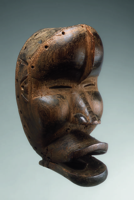 ‘Grand masque à nervure frontale et mâchoire inférieure articulée (Large mask with frontal rib and articulated lower jaw)’, c. 1930, Musée du quai Branly