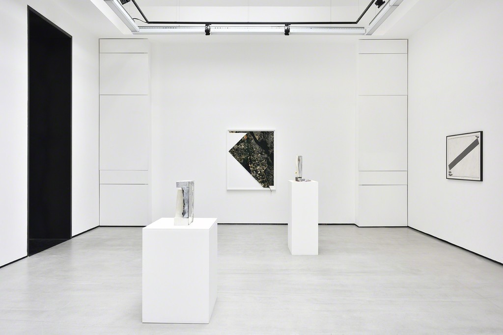 Exhibition view "g = 9,8 N.kg-1", group show with Dave HARDY, Keiji UEMATSU & Letha WILSON. © Photo: Rebecca Fanuele. Exhibition view "g = 9,8 N.kg-1", group show with Dave HARDY, Keiji UEMATSU & Letha WILSON. © Photo: Rebecca Fanuele.