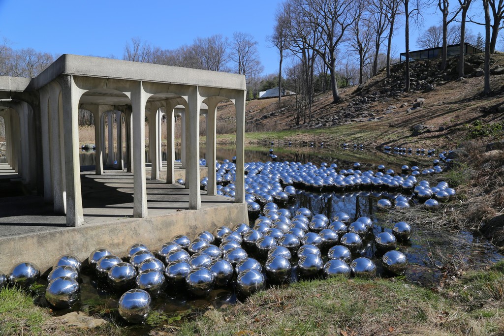 Installation view of "Yayoi Kusama: Narcissus Garden" at Glass House, New Canaan (2016). Photo credit ©KUSAMA Studio Installation view of "Yayoi Kusama: Narcissus Garden" at Glass House, New Canaan (2016). Photo credit ©KUSAMA Studio