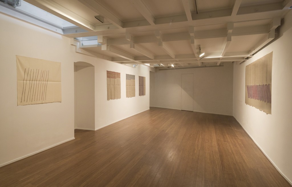 Giorgio Griffa : Esonerare il Mondo , To relieve the world– ABC-ARTE Contemporary art Gallery – 2015
Obliquo 1978, 90 x 97 cm - 35 3/8 x 38 1/4 in, acrylic on cotton
Segni orizzontali 1974, 100 x 100 cm - 39 3/8 x 39 3/8 in, acrylic on juta
Segni orizzontali 1974, 100 x 100 cm - 39 3/8 x 39 3/8 in, acrylic on juta
Verticale 1977 , 100 x 100 cm - 39 3/8 x 39 3/8 in, acrylic on juta
Obliquo 1977, 119 x 235 cm - 46 7/8 x 92 1/2,
ww.abc-arte.com Giorgio Griffa : Esonerare il Mondo , To relieve the world– ABC-ARTE Contemporary art Gallery – 2015
Obliquo 1978, 90 x 97 cm - 35 3/8 x 38 1/4 in, acrylic on cotton
Segni orizzontali 1974, 100 x 100 cm - 39 3/8 x 39 3/8 in, acrylic on juta
Segni orizzontali 1974, 100 x 100 cm - 39 3/8 x 39 3/8 in, acrylic on juta
Verticale 1977 , 100 x 100 cm - 39 3/8 x 39 3/8 in, acrylic on juta
Obliquo 1977, 119 x 235 cm - 46 7/8 x 92 1/2,
ww.abc-arte.com