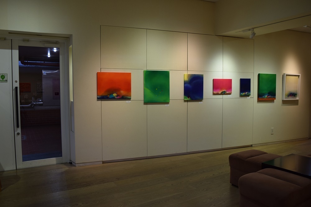 Emiko Aoki's works attract our attention by its bright colors and her unique matieres.
Her works are divided into three types, "EPIPHANY" / "PRESENCE" / "INFINITY".
She makes use of the reflection of light in the series "PRESENCE" and a large plane of colors and complex small planes harmonize well like a musical performance in the series "EPIPHANY". Vivid colors piled up on canvas make us think of a series of petal -infinite life-, in the series "INFINITY". Emiko Aoki's works attract our attention by its bright colors and her unique matieres.
Her works are divided into three types, "EPIPHANY" / "PRESENCE" / "INFINITY".
She makes use of the reflection of light in the series "PRESENCE" and a large plane of colors and complex small planes harmonize well like a musical performance in the series "EPIPHANY". Vivid colors piled up on canvas make us think of a series of petal -infinite life-, in the series "INFINITY".